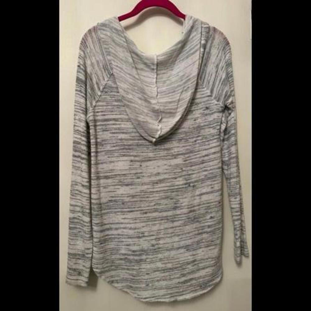 Effortlessly Chic: American Eagle's Soft and Sultry Long Sleeve Shirt - Picture 3 of 3